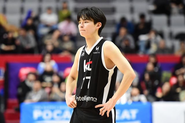 KT 강성욱은 이번 시즌 입단한 신인 선수 중 유일하게 두 자릿수 득점을 기록 중이다. 그의 활약은 기존 선수들에게도 자극제가 된다는 게 문경은 감독의 평가다. 사진제공ㅣKBL