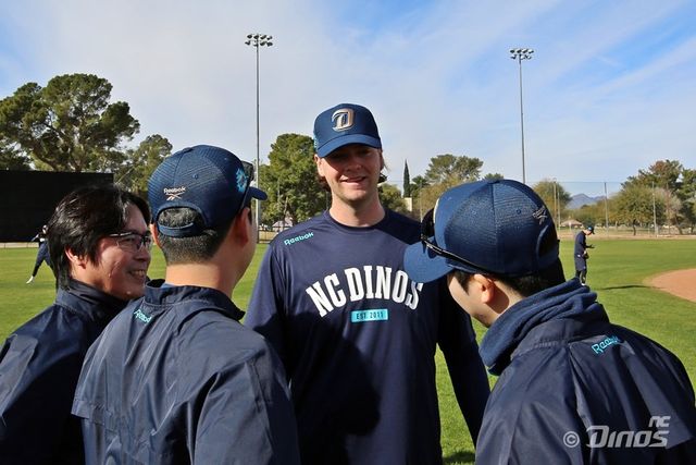새 외국인투수 커티스 테일러(왼쪽 세 번째)는 NC에 순조롭게 적응하고 있다. 사진제공｜NC 다이노스