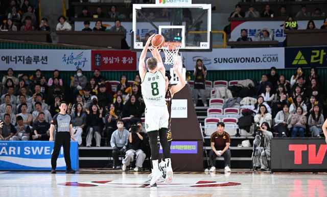 DB 헨리 엘런슨(8번)은 28일 창원서 열린 LG와 원정경기서 23점·11리바운드로 활약하며 선두 경쟁의 발판을 만들었다. 사진제공｜KBL