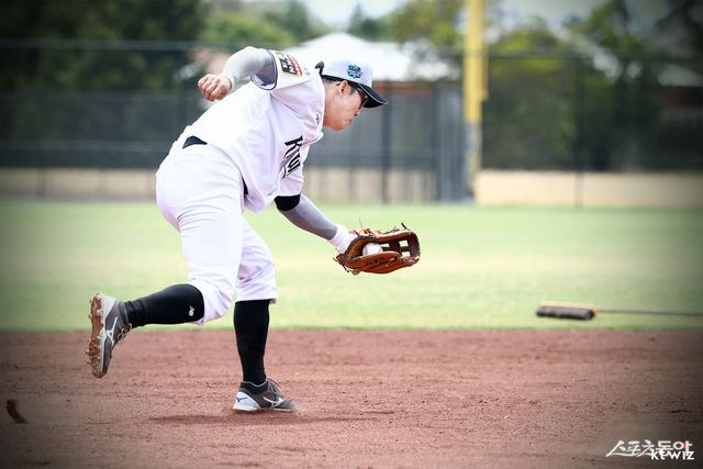 KT 허경민이 29일 호주 질롱 베이스볼 센터에서 열린 스프링캠프 도중 수비 훈련을 소화하고 있다. 사진제공｜KT 위즈