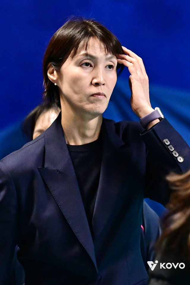 요시하라 도모코 흥국생명 감독이 29일 장충체육관서 열린 V리그 여자부 원정경기를 앞두고 선수들을 응시하고 있다. 사진제공｜KOVO