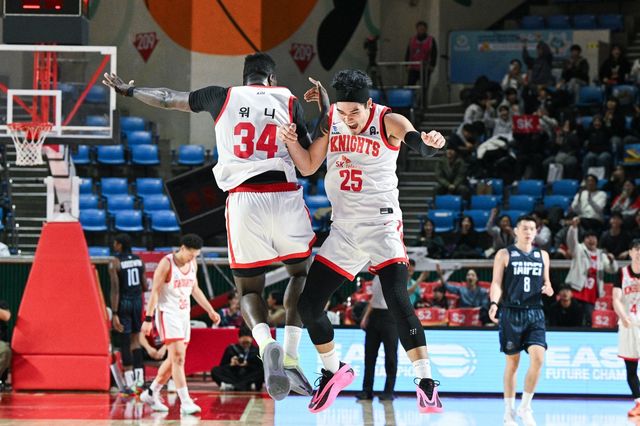 SK 자밀 워니(왼쪽)와 알빈 톨렌티노가 28일 잠실학생체육관에서 열린 타이베이 푸본 브레이브스와 경기 도중 득점에 성공한 뒤 몸으로 하이파이브 하고 있다. 사진제공｜EASL