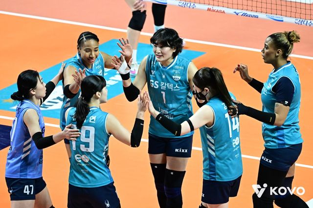 GS칼텍스 선수들이 29일 장충체육관서 열린 V리그 여자부 홈경기서 흥국생명을 상대로 득점한 뒤 기뻐하고 있다. 사진제공｜KOVO