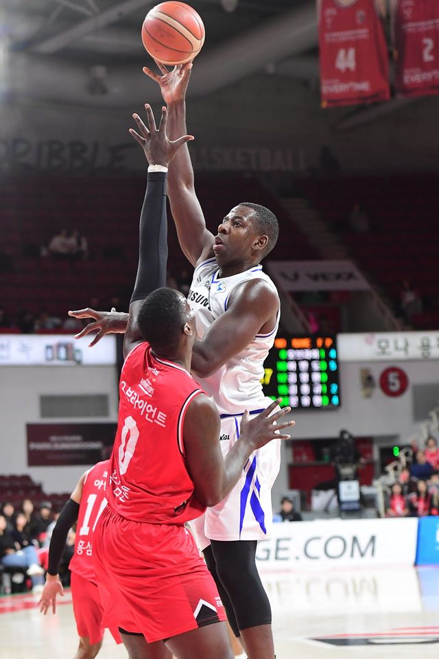 삼성 앤드류 니콜슨(위)이 29일 안양정관장아레나서 열린 ‘2025~2026 LG전자 프로농구’ 정규리그 4라운드 정관장과 원정경기서 상대 수비를 피해 골밑 슛을 시도하고 있다. 니콜슨은 32점·9리바운드 맹활약으로 팀의 85-76 승리를 이끌었다. 사진제공｜KBL