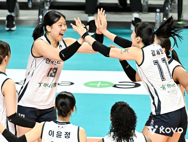 도로공사는 ‘영건’ 김세빈(11번)과 이지윤(13번)이 단단하게 중앙에서 버텨준 덕분에 선두 레이스를 이어가고 있다. 사진제공｜KOVO