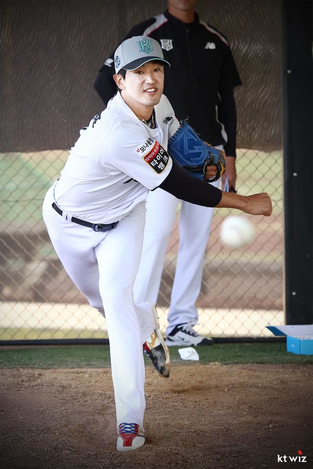 KT 고영표가 29일 호주 질롱 베이스볼 센터에서 열린 스프링캠프 도중 불펜피칭을 소화하고 있다. 사진제공｜KT 위즈