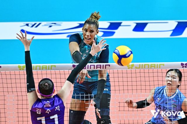 GS칼텍스 실바가 29일 장충체육관서 열린 V리그 여자부 홈경기서 흥국생명 김수지의 블로킹을 피해 강력한 스파이크 공격을 성공시키고 있다. 사진제공｜KOVO