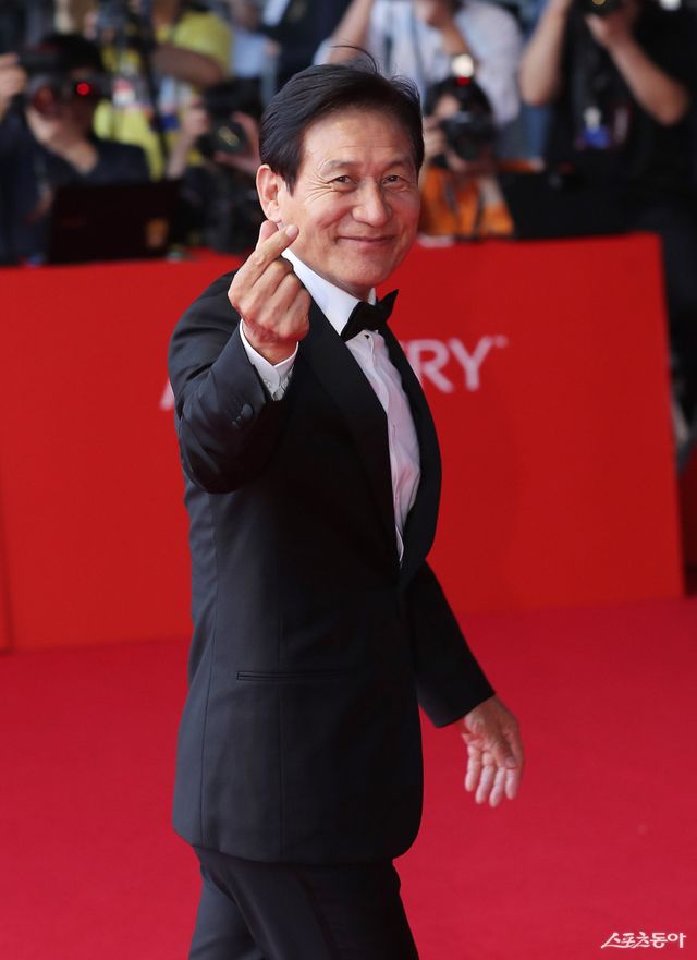 배우 안성기가 3일 부산 해운대구 영화의 전당에서 열린 ‘제24회 부산국제영화제(BIFF)’ 개막식에 참석해 레드카펫을 밟고 있다. 부산 | 김진환 기자 kwangshin00@donga.com