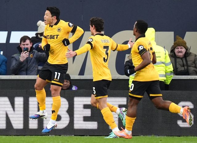 울버햄턴 황희찬(왼쪽 끝)이 4일(한국시간) 영국 몰리뉴 스타디움에서 벌어진 웨스트햄과 2025~2026시즌 EPL 20라운드 홈경기에서 1-0으로 앞선 전반 31분 PK 골을 보탠 뒤 동료들과 기뻐하고 있다. 울버햄턴(영국)│AP뉴시스