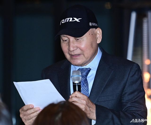 20일 서울 강동구 고덕동 스테이지28에서 열린 ‘제12회 아름다운 예술인상’ 시상식에서 신영균예술문화재단 안성기 이사장이 인사말을 하고 있다. 주현희 기자 teth1147@donga.com