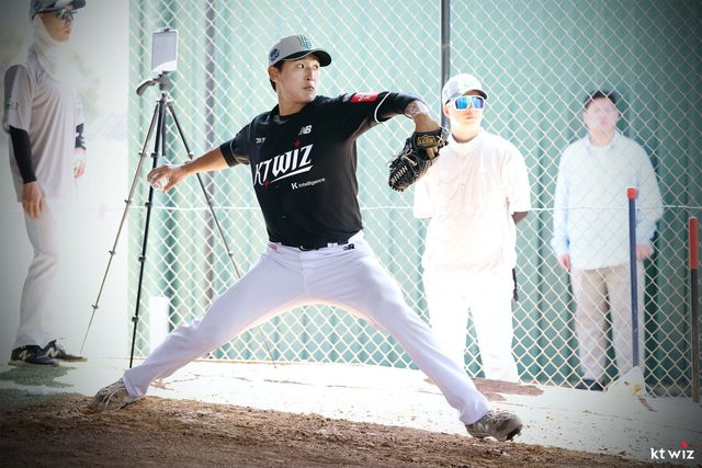 KT 박지훈이 30일 호주 질롱 베이스볼 센터에서 열린 스프링캠프 도중 불펜피칭을 소화하고 있다. 사진제공｜KT 위즈