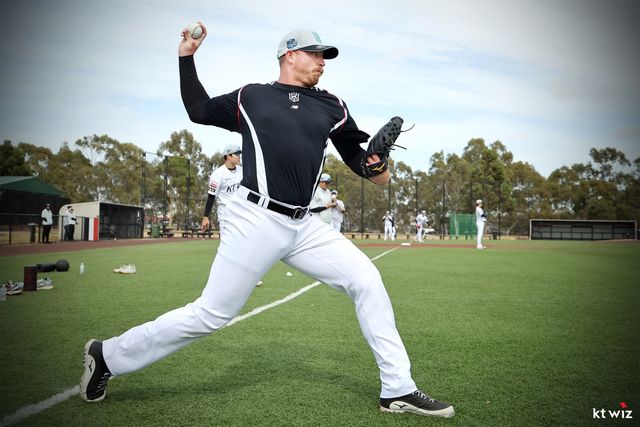 KT 외국인 투수 맷 사우어가 30일 호주 질롱 베이스볼 센터에서 열린 스프링캠프 도중 캐치볼로 몸을 풀고 있다. 사진제공｜KT 위즈