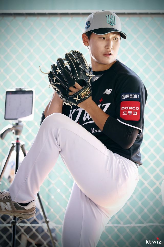 KT 박지훈이 30일 호주 질롱 베이스볼 센터에서 열린 스프링캠프 도중 불펜피칭을 소화하고 있다. 사진제공｜KT 위즈