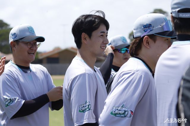 KT가 필승조의 양과 질 두 마리 토끼를 잡으려고 한다. 스기모토 코우키(가운데)가 25일 호주 질롱 베이스볼 센터에서 열린 스프링캠프 도중 웃고 있다. 사진제공｜KT 위즈