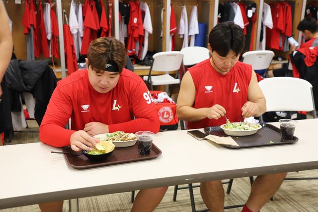 추신수 SSG 구단주 보좌역 겸 육성총괄은 29일(현지시간) 선수단, 코칭스태프, 관계자를 위한 특식을 지원했다. 사진제공｜SSG 랜더스