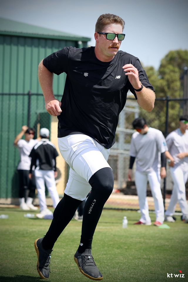 KT 외국인 투수 맷 사우어가 30일 호주 질롱 베이스볼 센터에서 열린 스프링캠프 도중 러닝 훈련을 소화하고 있다. 사진제공｜KT 위즈