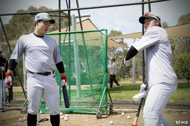 KT 안현민(오른쪽)이 29일 호주 질롱 베이스볼 센터에서 열린 스프링캠프 도중 김건휘와 대화를 나누고 있다. 사진제공｜KT 위즈