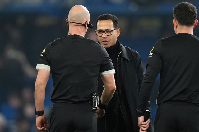 리암 로제니어 첼시 감독(가운데)이 1일(한국시간) 웨스트햄과 홈겨기가 끝난 뒤 앤서니 테일러 심판(왼쪽)과 악수하고 있다. 런던｜AP뉴시스