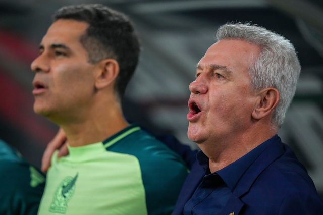 하비에르 아기레 멕시코 대표팀 감독(오른쪽)은 최근 주장이자 주전 수비형 미드필더인 알바레스를 비롯해 주축 선수들이 8명이나 부상으로 자리를 비워 근심이 크다. AP뉴시스