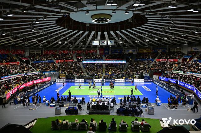 지난해 12월 25일 수원체육관에서 열린 현대건설-정관장의 V리그 여자부 정규리그 3라운드 경기장 전경. 사진제공｜KOVO