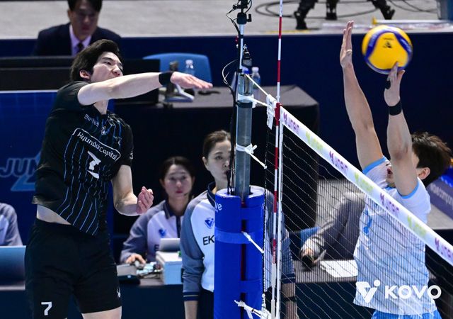 현대캐피탈 허수봉(왼쪽)이 4일 인천계양체육관서 열린 V리그 남자부 원정경기에서 대한항공의 블로킹을 피해 강한 스파이크 공격을 하고 있다. 사진제공｜KOVO