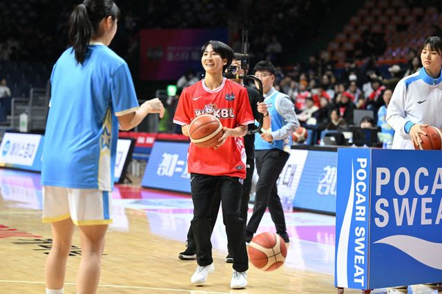 하나은행 이이지마 사키(가운데)는 ‘BNK금융 2025~2026 여자프로농구 올스타 페스티벌’ 팬투표서 1만 9915표를 받아 최다 득표의 주인공이 됐다. 사진제공｜WKBL