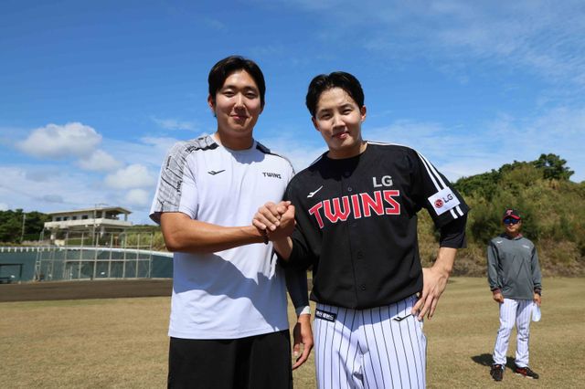 LG 손주영(왼쪽)과 임찬규가 지난해 2월 일본 오키나와에서 진행된 팀 스프링캠프 도중 인터뷰를 마친 뒤 함께 사진촬영을 하고 있다. 2년 연속 토종 선발투수로 호흡을 맞춘 둘은 올해도 동반 맹활약을 예고하고 있다. 사진제공 ｜ LG 트윈스