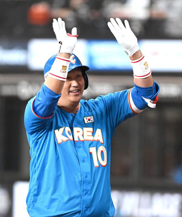 이대호가 CPBL 중신의 객원 타격코치로 선임됐다. 이대호가 지난해 11월 에스콘필드 홋카이도에서 열린 ‘한일 드림 플레이어즈 게임’에서 홈런을 친 뒤 기뻐하고 있다. 기타히로시마(일본)｜공동취재단