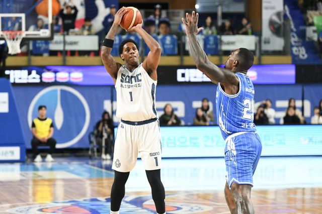 소노 나이트(왼쪽)가 5일 대구체육관에서 열린 가스공사전에서 라건아의 수비를 피해 슛을 시도하고 있따다. 사진제공｜KBL