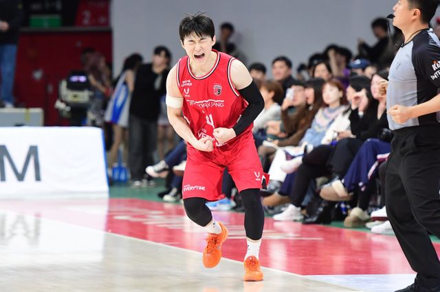 2025~2026시즌 신인드래프트 1순위인 정관장 문유현은 햄스트링 부상으로 출발이 늦었지만, 3경기만에 남다른 임팩트를 자랑하며 신인왕 경쟁에 불을 지폈다. 사진제공｜KBL