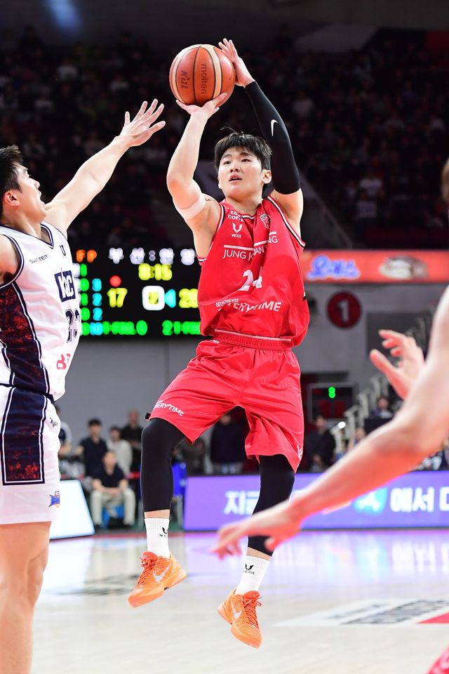 정관장 문유현(오른쪽)이 4일 안양체육관에서 열린 KCC전에서 나바로의 수비를 피해 슛을 시도하고 있다. 사진제공｜KBL