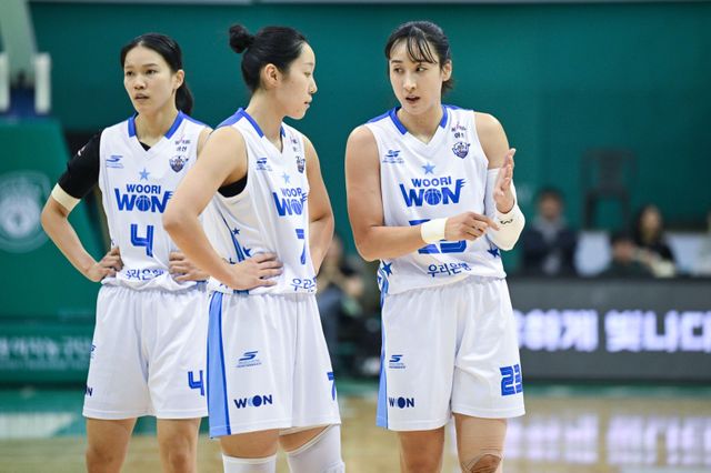 우리은행 김단비(오른쪽 첫 번째)는 이번 시즌 후배들이 보인 성장세가 뿌듯하기만 하다. 하지만 여기서 그치지 않고 더욱 성장하길 원하고 있다. 사진제공｜WKBL