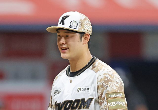 지난해 신인드래프트 전체 1순위로 지명된&nbsp;키움 정현우의 2026년은&nbsp;팀과 본인 모두에게 중요하다. 그가 선발진의 한 축을 맡아주면 키움에는 큰 힘이 된다.&nbsp;뉴시스