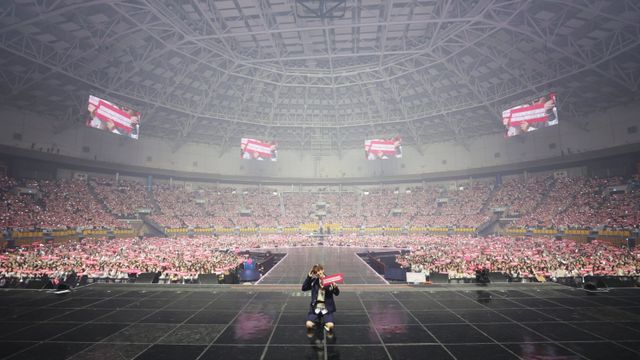 백현이 ‘케이(K)팝 성지’ 케이스포돔 3회 연속 매진으로 새해 벽두를 장식했다. 2일부터 4일까지 사흘간 케이스포돔(KSPODOME)을 찾은 그의 팬덤 ‘에리’는 4만여&nbsp;명에 달했다. 사진제공|INB100