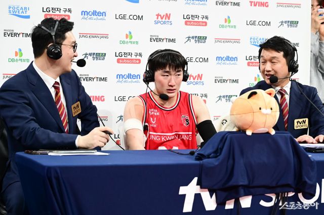 정관장 문유현(가운데)이 4일 안양체육관에서 열린 KCC전 이후 인터뷰 도중 눈물을 흘리고 있다.&nbsp;사진제공｜KBL