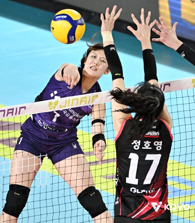 흥국생명 김다은(왼쪽)이 4일 정관장과 원정경기 도중 정호영의 블로킹을 피해 스파이크를 하고 있다. 사진제공｜KOVO