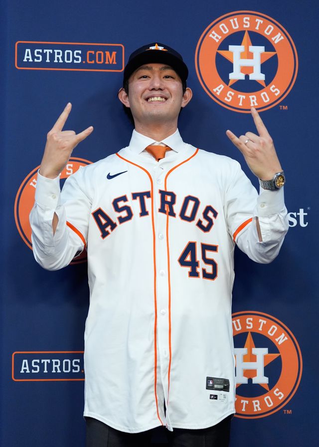 휴스턴과 계약으로 MLB 진출에 성공한 이마이 다쓰야가 6일(한국시간) 다이킨파크에서 열린 입단식에서 기념 촬영하고 있다. 휴스턴｜AP뉴시스