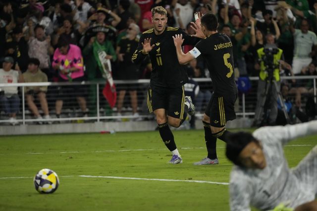 수술대에 오른 히메네스(11번)의 북중미월드컵 출전 가능성을 놓고 멕시코 현지에선 기대와 걱정이 공존하고 있다. 사진은 지난해 9월 미국서 열린 한국과 평가전서 후반 막판 동점골을 넣고 환호하는 모습. AP뉴시스