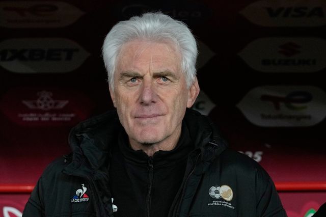 남아공 위고 브로스 감독이 5일(한국시간) 열린 카메룬과 네이션스컵 16강전 도중 벤치에서 그라운드를 바라보고 있다. 라바트(모로코)｜AP뉴시스