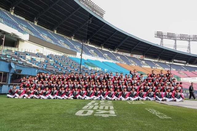LG 트윈스는 6일 잠실구장에서 2026년 선수단 신년 인사회를 열었다. LG 선수단이 신년 인사회를 마친 뒤 단체 사진촬영을 하고 있는 모습. 사진제공｜LG 트윈스