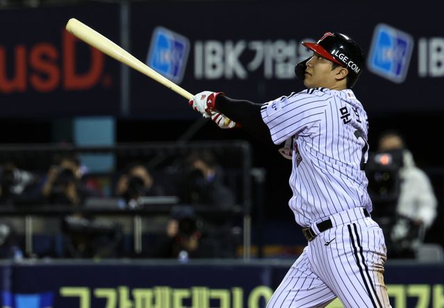 LG 문보경은 2021년 입단 이후 매년 자신의 홈런 기록을 늘려 왔다. 2024년 22홈런을 기록한 그는 지난해 24홈런을 때려 개인 한 시즌 최다 홈런을 기록했다. LG 선수들 가운데 30홈런 기록에 가장 가까운 타자다. 뉴시스