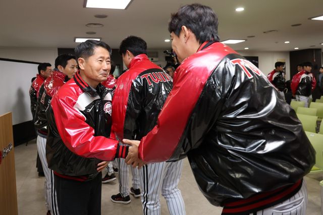 김인석 LG 트윈스 대표이사(왼쪽 )가 6일 잠실구장에서 열린 2026년 선수단 신년 인사회를 마친 뒤 선수단과 악수를 나누고 있다. 사진제공｜LG 트윈스