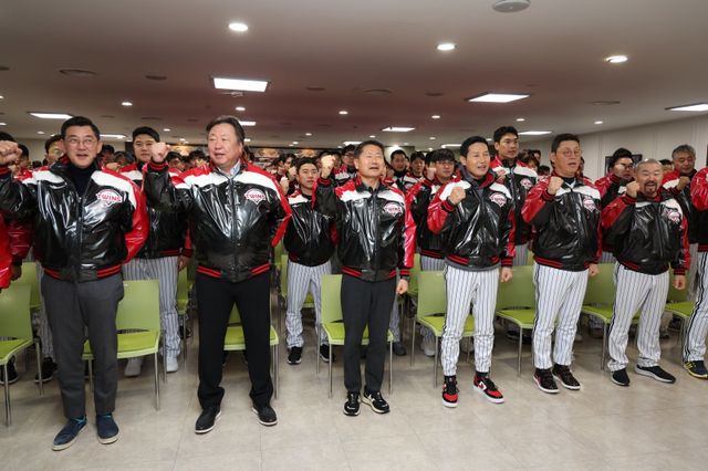 LG 트윈스는 6일 잠실구장에서 2026년 선수단 신년 인사회를 열었다. 김인석 LG 트윈스 대표이사(왼쪽 3번째)와 차명석 단장(왼쪽 두 번째), 염경엽 감독(왼쪽 4번째)이 주먹을 불끈 쥐고 새 시즌 각오를 밝히고 있다. 사진제공｜LG 트윈스