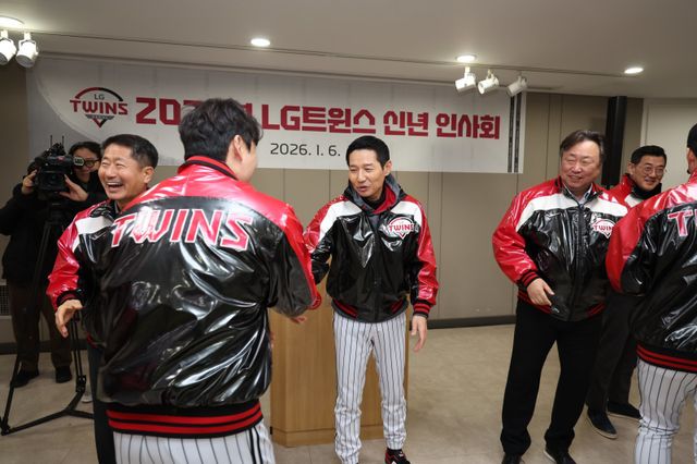 LG 트윈스는 6일 잠실구장에서 2026년 선수단 신년 인사회를 열었다. 염경엽 LG 감독(가운데)이 선수단과 악수를 나누고 있는 모습. 사진제공｜LG 트윈스