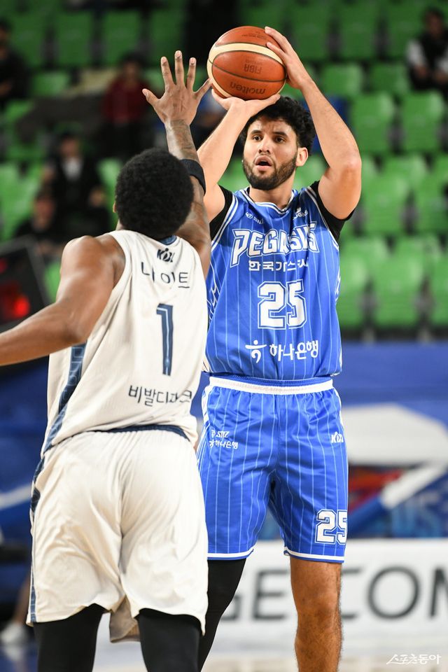 가스공사의 베니 보트라이트(오른쪽)가 6일 소노와 KBL 데뷔전에서 슛을 시도하고 있다. 사진제공｜KBL