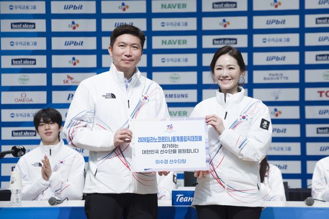 유승민 대한체육회장(왼쪽)과 이수경 밀라노올림픽 선수단장이 7일 진천선수촌에서 열린&nbsp;밀라노동계올림픽&nbsp;미디어데이에서 선수들에게 격려금을 전달하고 있다.&nbsp;진천｜뉴시스