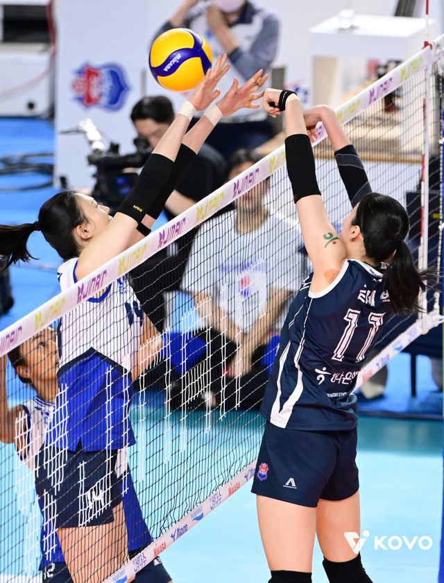 도로공사 김세빈(오른쪽)이 7일 김천체육관서 열린 현대건설과 홈경기 도중 양효진의 스파이크를 가로막고 있다. 사진제공｜KOVO