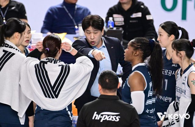 도로공사 김종민 감독(가운데)이 7일 김천체육관서 열린 현대건설과 홈경기 도중 선수들에게 작전을 지시하고 있다. 사진제공｜KOVO