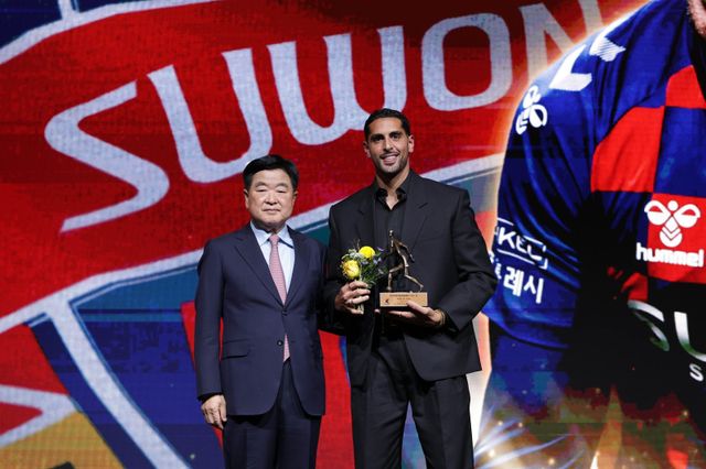 수원FC는 지난해 K리그1 득점왕 싸박(오른쪽)의 이적 여부를 결정하지 못하며 갈팡질팡하고 있다. 사진제공│한국프로축구연맹