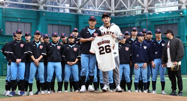 이정후가 7일 이천 LG챔피언스파크에서 열린 샌프란시스코 자이언츠 야구 클리닉에 앞서 모교인 휘문고 야구부에 유니폼을 전달하며 기념촬영을 하고 있다. 맨 오른쪽은 이정후의 팀 동료인 윌리 아다메스. 이천｜뉴시스